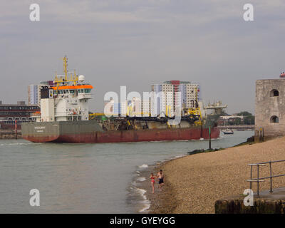 TSHD-Shoalway, eine nachgestellte Sauger Trichter Bagger im Besitz und wird betrieben von Royal Boskalis Westminster, Eingabe von Portsmouth harbour Stockfoto