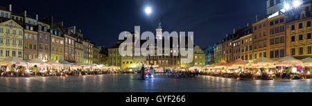 Altstadt in Warschau in der Nacht, Panorama auf dem Altstädter Ring. Stockfoto