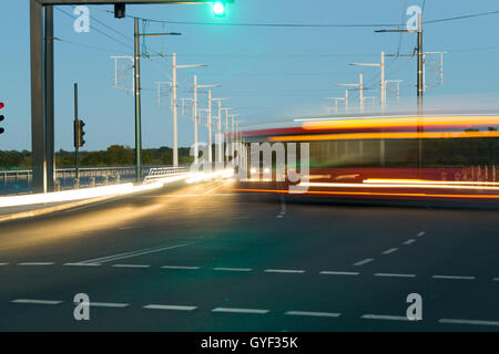 Leichte Spuren von fahrenden Fahrzeugs bei Nacht Stockfoto