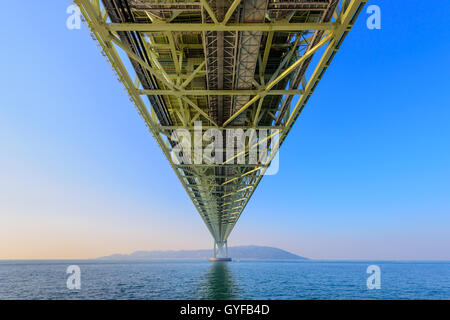 Akashi-Kaikyo-Brücke überspannt die Seto-Inlandsee von Awaji Insel, Kobe, Japan. Stockfoto