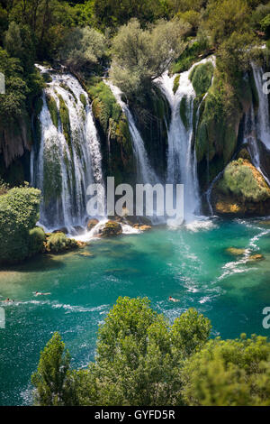 Der Fluss Trebižat und spektakuläre Kravice Wasserfälle in der Nähe von Ljubuški (West Herzegowina, Bosnien und Herzegowina). Stockfoto