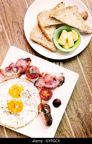 traditionelle Klassiker gebraten englischen britisches Frühstück mit Eiern Speck Tomaten Wurst und toast Stockfoto