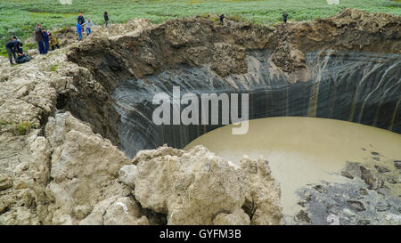 Jamal-Halbinsel, Russland - 18. Juni 2015: Hubschrauber Expedition an den riesigen Trichter unbekannter Herkunft. Krater-Ansicht. Stockfoto