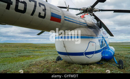 Jamal-Halbinsel, Russland - 18. Juni 2015: Hubschrauber Expedition an den riesigen Trichter unbekannter Herkunft. Der Hubschrauber MI-8. Stockfoto