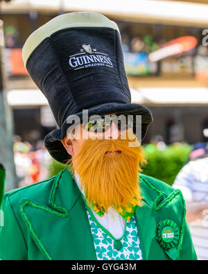 Mann für Saint Patricks Day als Kobold verkleidet. Stockfoto