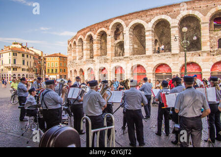 Orchester vor der Arena von Verona, ein römisches Amphitheater, Verona, Venetien, Italien. Stockfoto