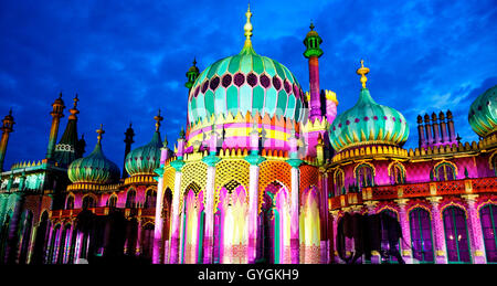 Von Brighton Royal Pavilion ist mit farbenfrohen Projektionen und Schatten bewegen sich Elefanten in die Dr Blighty Festival Show beleuchtet. Stockfoto