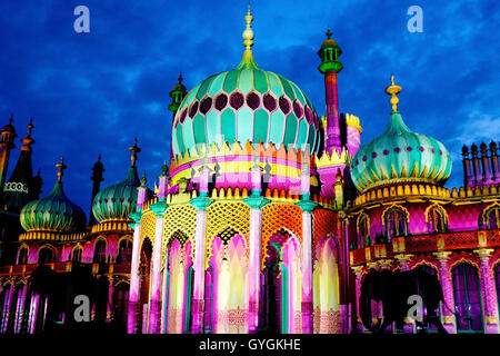 Von Brighton Royal Pavilion ist mit farbenfrohen Projektionen und Schatten bewegen sich Elefanten in die Dr Blighty Festival Show beleuchtet. Stockfoto