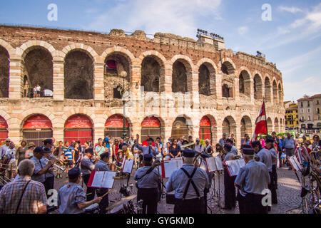 Orchester vor der Arena von Verona, ein römisches Amphitheater, Verona, Venetien, Italien. Stockfoto