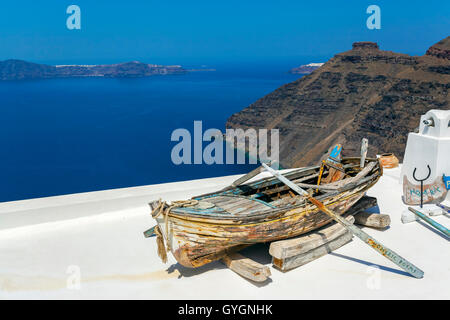 Altes Boot mit den Caldera Blick auf die Backgound in Fira, Santorini, Thira, Kykladen, Griechenland Stockfoto