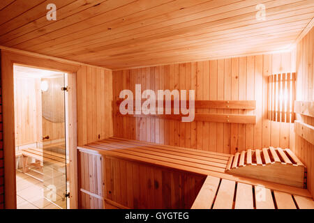 Innenraum der Sauna - Regale, Lampe, niemand Stockfoto