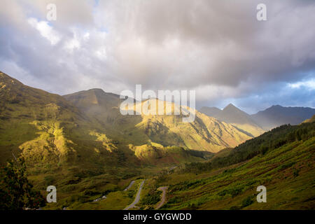 Blick von den Brüdern Ridge von Kintail Glen Shiel Stockfoto