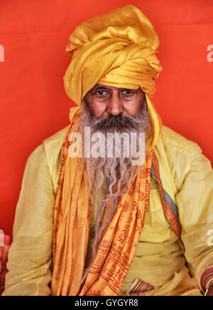 Versammlung von heiligen Männern beim Khumb Mela Festival in Ujjain, Indien 2016. Die Khumb Mela ist ein hindu-Wallfahrt statt viermal alle zwölf Jahre in den heiligen Städten von Allahabad, Aridwar, Ujjain und Nashik. Diese Veranstaltung sammelt Millionen von Menschen, Sadhus und Hindus wo das main Event ist das Bad im heiligen Fluss alle Sünden zu reinigen. -28/04/2016 - Indien / Madhya Pradesh / Ujjain - Porträts von Sadhus Khumb Mela. Sadhus sind Asket und jünger der Götter Vishnu oder Shiva. Diese heiligen Männer nichts oder sehr wenige Dinge besitzen, haben alle Familie Links geschnitten und tragen eine orange Outfit für Stockfoto