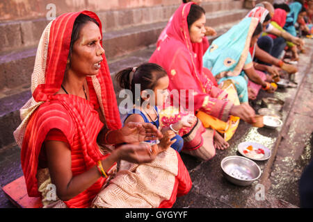 Die Pujas (Gebete) in Indien während der Khumb Mela - 28.04.2016 - Indien / Madhya Pradesh / Ujjain - während die Khumb Mela, Millionen von Pilgern die große Pujas jede Nacht an den Ufern des Flusses Shipra besuchen. Die Puja ist ein hindu-Ritual und Anbetung. Die Zeremonie beginnt mit einer Glocke läuten, um die Gottheiten zu nennen und mit dem Angebot an frischen Blumen, Weihrauch, Gewürze und Bonbons mit Musik und Mantras folgt. Die Puja hat eine vorherrschende Rolle während der Khumb Mela kombiniert mit der Heiligen Bäder im Fluss, die zu diesem Zeitpunkt berechnet werden, mit heilende Kräfte durch die m Stockfoto