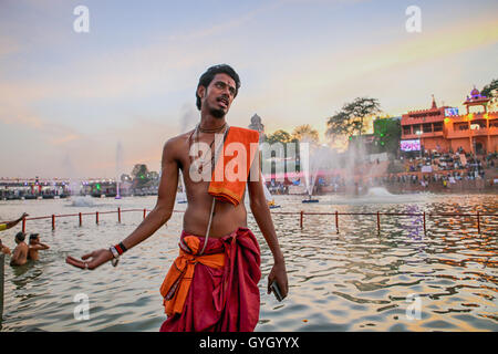 Die Pujas (Gebete) in Indien während der Khumb Mela - 28.04.2016 - Indien / Madhya Pradesh / Ujjain - während die Khumb Mela, Millionen von Pilgern die große Pujas jede Nacht an den Ufern des Flusses Shipra besuchen. Die Puja ist ein hindu-Ritual und Anbetung. Die Zeremonie beginnt mit einer Glocke läuten, um die Gottheiten zu nennen und mit dem Angebot an frischen Blumen, Weihrauch, Gewürze und Bonbons mit Musik und Mantras folgt. Die Puja hat eine vorherrschende Rolle während der Khumb Mela kombiniert mit der Heiligen Bäder im Fluss, die zu diesem Zeitpunkt berechnet werden, mit heilende Kräfte durch die m Stockfoto