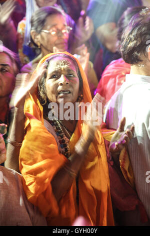 Die Pujas (Gebete) in Indien während der Khumb Mela - 27.04.2016 - Indien / Madhya Pradesh / Ujjain - während die Khumb Mela, Millionen von Pilgern die große Pujas jede Nacht an den Ufern des Flusses Shipra besuchen. Die Puja ist ein hindu-Ritual und Anbetung. Die Zeremonie beginnt mit einer Glocke läuten, um die Gottheiten zu nennen und mit dem Angebot an frischen Blumen, Weihrauch, Gewürze und Bonbons mit Musik und Mantras folgt. Die Puja hat eine vorherrschende Rolle während der Khumb Mela kombiniert mit der Heiligen Bäder im Fluss, die zu diesem Zeitpunkt berechnet werden, mit heilende Kräfte durch die m Stockfoto