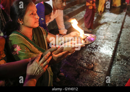 Die Pujas (Gebete) in Indien während der Khumb Mela - 27.04.2016 - Indien / Madhya Pradesh / Ujjain - während die Khumb Mela, Millionen von Pilgern die große Pujas jede Nacht an den Ufern des Flusses Shipra besuchen. Die Puja ist ein hindu-Ritual und Anbetung. Die Zeremonie beginnt mit einer Glocke läuten, um die Gottheiten zu nennen und mit dem Angebot an frischen Blumen, Weihrauch, Gewürze und Bonbons mit Musik und Mantras folgt. Die Puja hat eine vorherrschende Rolle während der Khumb Mela kombiniert mit der Heiligen Bäder im Fluss, die zu diesem Zeitpunkt berechnet werden, mit heilende Kräfte durch die m Stockfoto