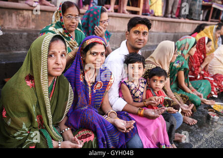 Die Pujas (Gebete) in Indien während der Khumb Mela - 27.04.2016 - Indien / Madhya Pradesh / Ujjain - während die Khumb Mela, Millionen von Pilgern die große Pujas jede Nacht an den Ufern des Flusses Shipra besuchen. Die Puja ist ein hindu-Ritual und Anbetung. Die Zeremonie beginnt mit einer Glocke läuten, um die Gottheiten zu nennen und mit dem Angebot an frischen Blumen, Weihrauch, Gewürze und Bonbons mit Musik und Mantras folgt. Die Puja hat eine vorherrschende Rolle während der Khumb Mela kombiniert mit der Heiligen Bäder im Fluss, die zu diesem Zeitpunkt berechnet werden, mit heilende Kräfte durch die m Stockfoto