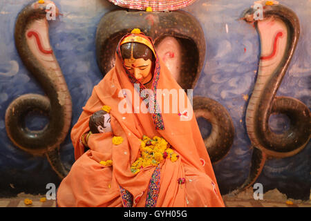 Die Pujas (Gebete) in Indien während der Khumb Mela - 27.04.2016 - Indien / Madhya Pradesh / Ujjain - während die Khumb Mela, Millionen von Pilgern die große Pujas jede Nacht an den Ufern des Flusses Shipra besuchen. Die Puja ist ein hindu-Ritual und Anbetung. Die Zeremonie beginnt mit einer Glocke läuten, um die Gottheiten zu nennen und mit dem Angebot an frischen Blumen, Weihrauch, Gewürze und Bonbons mit Musik und Mantras folgt. Die Puja hat eine vorherrschende Rolle während der Khumb Mela kombiniert mit der Heiligen Bäder im Fluss, die zu diesem Zeitpunkt berechnet werden, mit heilende Kräfte durch die m Stockfoto