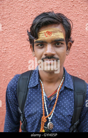 Die Pujas (Gebete) in Indien während der Khumb Mela - 27.04.2016 - Indien / Madhya Pradesh / Ujjain - während die Khumb Mela, Millionen von Pilgern die große Pujas jede Nacht an den Ufern des Flusses Shipra besuchen. Die Puja ist ein hindu-Ritual und Anbetung. Die Zeremonie beginnt mit einer Glocke läuten, um die Gottheiten zu nennen und mit dem Angebot an frischen Blumen, Weihrauch, Gewürze und Bonbons mit Musik und Mantras folgt. Die Puja hat eine vorherrschende Rolle während der Khumb Mela kombiniert mit der Heiligen Bäder im Fluss, die zu diesem Zeitpunkt berechnet werden, mit heilende Kräfte durch die m Stockfoto