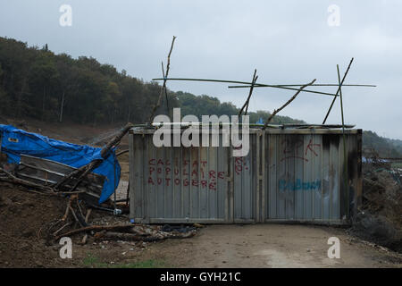 Getestet die ZAD - Staudamm von Sivens - 11.05.2014 - Frankreich /? MIDI-Pyrenee? / Lisle-Sur-Tarn - 5. November 2014 - getestet ZAD. Eine Barrikade machen den Zugang zum Bereich West von der getestet ZAD unmöglich. Lisle-Sur-Tarn.   -Nicolas Remene / Le Pictorium Stockfoto