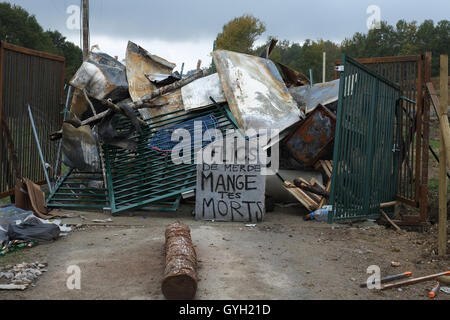 Getestet die ZAD - Staudamm von Sivens - 11.05.2014 - Frankreich /? MIDI-Pyrenee? / Lisle-Sur-Tarn - 5. November 2014 - getestet ZAD. Eine Barrikade machen den Zugang zum Bereich West von der getestet ZAD unmöglich. Lisle-Sur-Tarn.   -Nicolas Remene / Le Pictorium Stockfoto