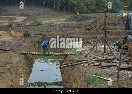 Getestet die ZAD - Staudamm von Sivens - 11.05.2014 - Frankreich /? MIDI-Pyrenee? / Lisle-Sur-Tarn - "Die Festung", Teil der ZAD wo der Staudamm gebaut werden sollte. Gegner kämpfen immer noch das Projekt durch den Bau Aussichtspunkte oder sogar eine Zugbrücke über Gräben.   -Nicolas Remene / Le Pictorium Stockfoto