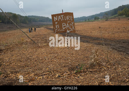 Getestet die ZAD - Staudamm von Sivens - 11.05.2014 - Frankreich /? MIDI-Pyrenee? / Lisle-Sur-Tarn - 5. November 2014. Getestet die ZAD - "Nature is back". Zeichen werden im Bereich wo der Damm und das Wasserreservoir gebaut werden müssen. 13 Hektar wurden bereits erstellt.   -Nicolas Remene / Le Pictorium Stockfoto