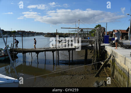 Austernschalen Hütten in La Teste-de-Buch - 08.02.2016 - Frankreich / Arcachon /? La Teste de Buch?  -Ein Feuer hat mehrere Auster Hütten um Mitternacht in der Nacht von Mittwoch auf Donnerstag zerstört. Noch am selben Tag hatte ein Feuer vier Hütten am Gujan Mestras zerstört. Der Ausgangspunkt dieser Brände ist noch unbekannt. Fotos: Hafen von La Teste-de-Buch, August 2016, Dienstag 2.. Auster-Hütten und den Hafen von La Teste-de-Buch am Tag vor dem Brand.   -Nicolas Remene / Le Pictorium Stockfoto