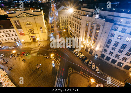 Prag, Tschechische Republik - 13. Oktober 2014: Nachtansicht des Gebäudes von der Tschechischen Nationalbank in Prag, Tschechien. Stockfoto