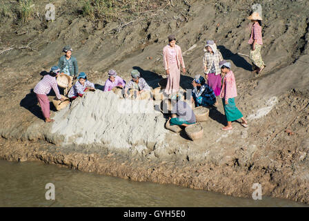 Dorffrauen an Küste sammeln Ton zum Töpfern, Myanmar Stockfoto