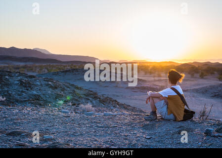 Beobachten die atemberaubende Aussicht von unfruchtbaren Tal und die Berge in der Namib-Wüste, unter den wichtigsten Reise-Destinati Tourist Stockfoto