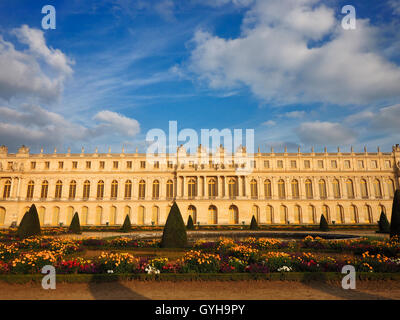 Fassade des Palastes von Versailles vom Parterre du Midi am Abend, Frankreich Stockfoto