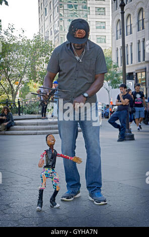 Eine Marionette Puppenspieler mit seinen tanzenden Puppe im Union Square Park in Manhattan, New York City Stockfoto