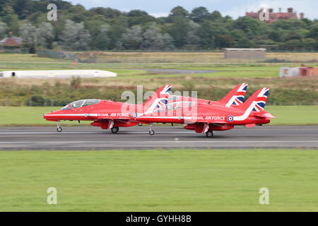 Drei BAe Hawk T1s der Kunstflugstaffel der Royal Air Force, die Red Arrows, bei der Abreise am Flughafen Prestwick. Stockfoto