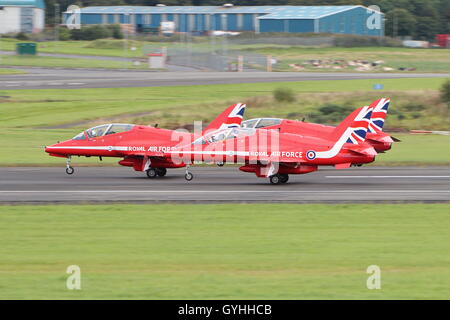 Drei BAe Hawk T1s der Kunstflugstaffel der Royal Air Force, die Red Arrows, bei der Abreise am Flughafen Prestwick. Stockfoto