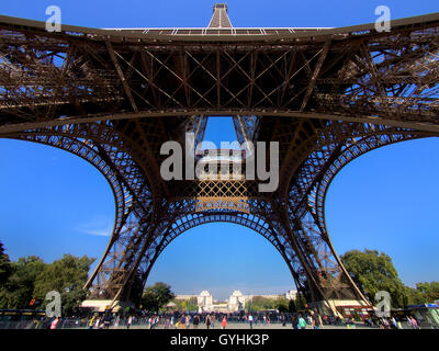 Bottom-up-Blick auf Eiffelturm mit Besuchern auf der Turmsockel, Paris, Frankreich Stockfoto