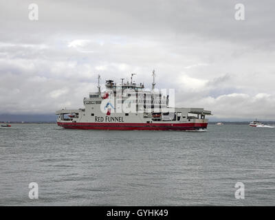 Isle Of Wight Red Funnel Autofähre von East Cowes nach Southampton Stockfoto