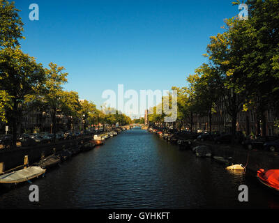 Wasserkanal mit Booten in Amsterdam, Niederlande Stockfoto