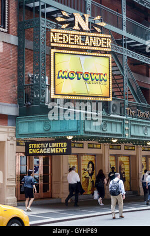 New York City, NY NYC Manhattan, Midtown, Broadway, Theaterviertel, Nederlander, Motown Musical, Theater, Veranstaltungsort, außen, Schild, Festzelt, Erwachsene, Erwachsene, Männer m. Stockfoto