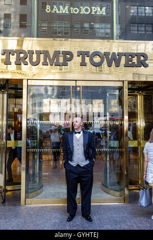 New York City, NY NYC Manhattan, Midtown, Fifth Avenue, Trump Tower, Eingang, Schild, Türsteher, Job, Smoking Frack, Erwachsene, Erwachsene, Männer, Männer, junge Erwachsene, NY1607 Stockfoto