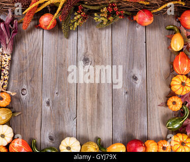 Draufsicht der herbstlichen Kürbis Saisondekorationen, komplette Grenzen auf urigen Holzbrettern. Stockfoto