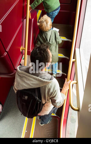 Passagiere steigen steigen zu Fuß die Passagier-Treppe / Treppe Schritte auf einem Routemaster Doppeldecker-Bus zum Oberdeck Busse Stockfoto