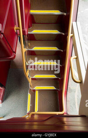 Der Passagier-Treppe / Treppe Fall Schritte an der Front / middle auf Routemaster Doppeldeckerbus zum Oberdeck Busse Stockfoto