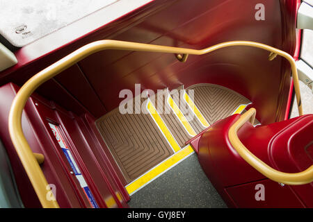 Der Passagier-Treppe / Fall Treppenstufen an der Rückseite / hintere Ecke auf Routemaster Doppeldeckerbus – von Bussen top Deck Stockfoto