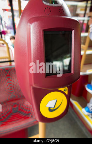 Oyster Card Ticketleser / Validator / Validatoren auf neue Routemaster LT / London Transport Doppeldecker / Doppeldecker-Bus. Stockfoto