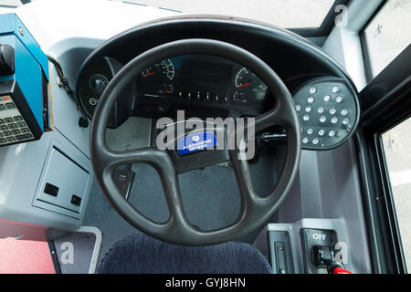 Lenkrad von einem Doppeldeckerbus Passagier in London betrieben. Von Alexander Dennis hergestellt. Stockfoto