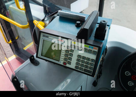 Wayfarer Transys frühe Oyster Card-Reader / Validator / Validatoren & Fahrkartenautomat aus dem Fahrersitz von einem Londoner Bus gesehen. Stockfoto