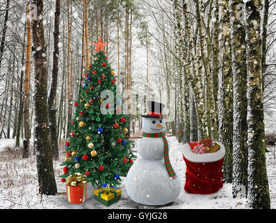 Im Winter sind Wald durch den geschmückten Weihnachtsbaum die Weihnachtsgeschenke, die Kosten neben Schneemann in den Hut. Stockfoto