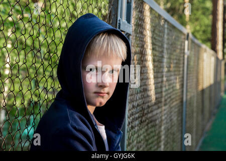 traurig, wütend, frustriert junge (Kind, Kind, Teenager) im Freien, Porträt, Kinder Probleme Konzept hautnah Stockfoto